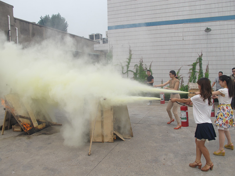人人參與消防-共創(chuàng)平安和諧-益和熱力公司開展消防、逃生演練